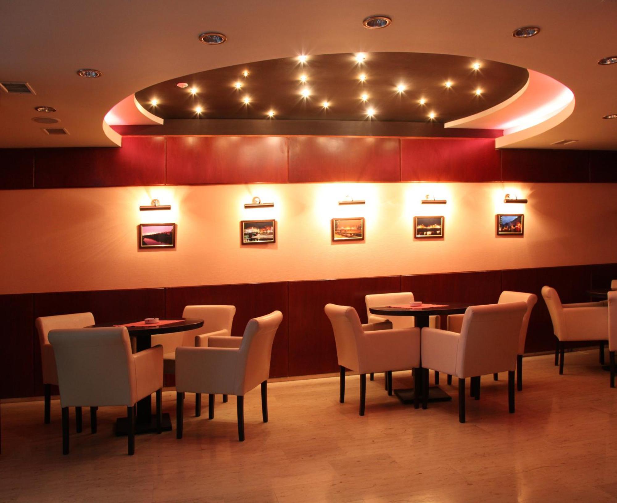 Hotel Praha Uzjhorod Exteriör bild