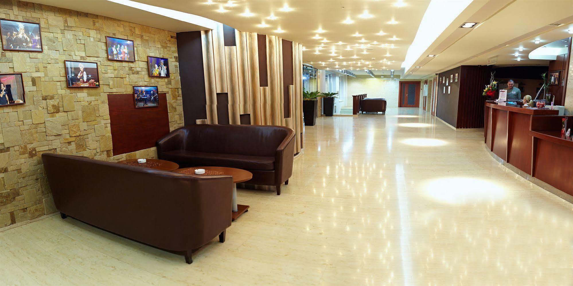 Hotel Praha Uzjhorod Exteriör bild