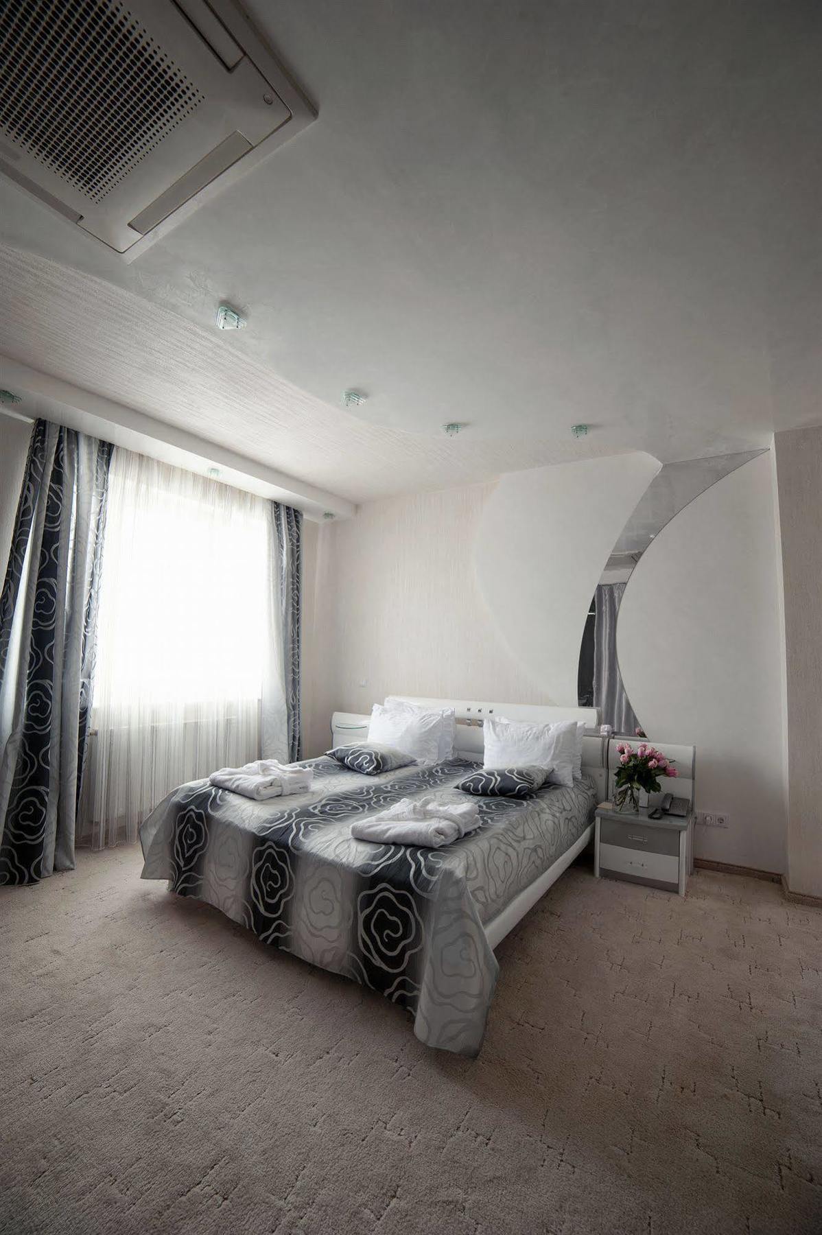 Hotel Praha Uzjhorod Exteriör bild